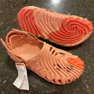 SALEHE BEMBURY X CROCS POLLEX CLOG KUWATA